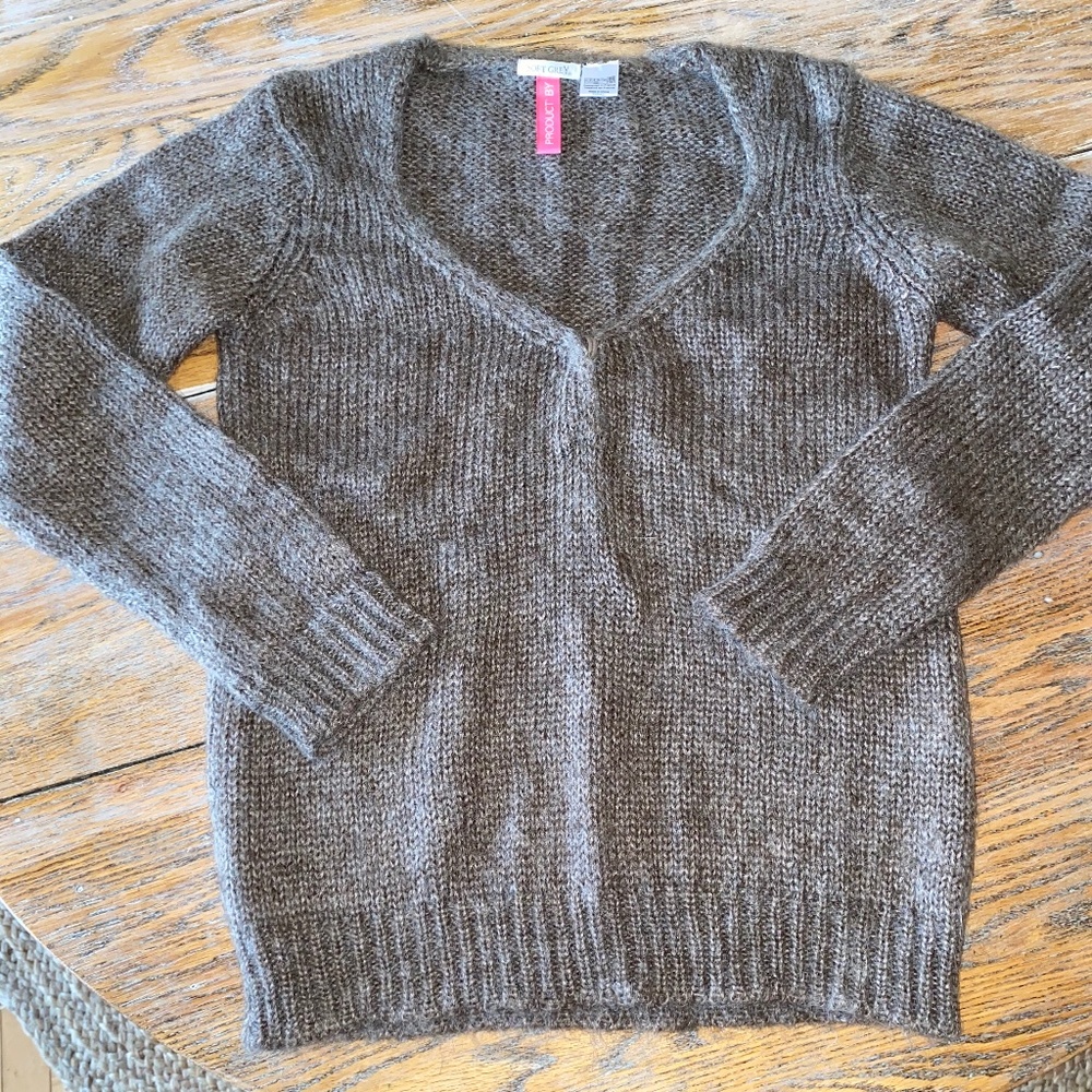 SOFT GREY snap V-neck 41%mohair sweater/6/8